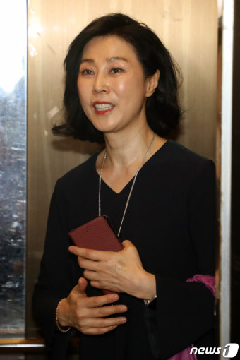 김현아 전 의원 '공천 뇌물' 혐의 조사 위해 발걸음 욺기는 신의진 위원장