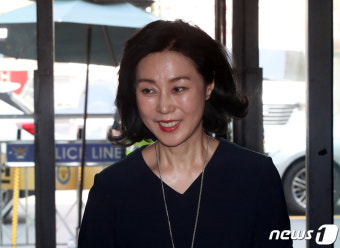 '공천 뇌물' 혐의 김현아 전 의원 조사 위해 발걸음 옮기는 신의진 위원장