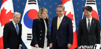 멜리니 졸리 외교장관 캐나다 외교장관과 대화하는 박진 장관