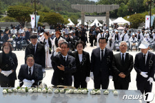 5·18 단체 대표단의 분향 및 헌화