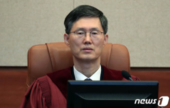 공개변론 자리한 문형배 헌법재판관