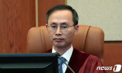 공개변론 자리한 김기영 헌법재판관