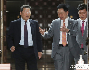 이철규 사무총장과 대화하는 김기현 대표