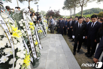 광주 망월민족민주열사묘역 찾은 이재명 더불어민주당 대표