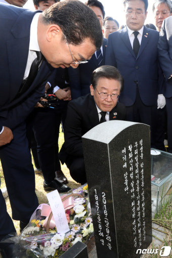 백남기 열사 묘역 참배하는 이재명 더불어민주당 대표
