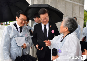 오월어머니와 대화 나누는 이재명 대표