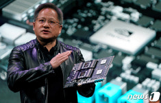 챗GPT 열풍에 젠센 황 엔비디아 CEO 재산 두배 급증, 36조