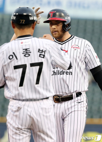 오스틴의 적시타에 동점 성공한 LG
