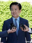 '6천만원 뇌물수수 혐의' 노웅래, 첫 재판 출석