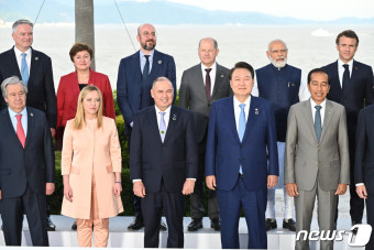 윤석열 대통령, G7 정상회의 기념촬영 참석