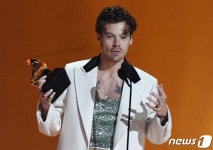 해리 스타일스, 두아들 둔 5세 연상 남아공 출신 유명모델과 열애설 [N해외연예]