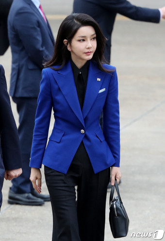 김건희 여사, 올때도 파란 자켓