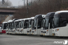 막내가 58세…5월 성수기 전세버스업계, 일할 젊은이가 없다