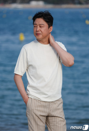 칸영화제 '탈출: 프로젝트 사일런스' 인터뷰 촬영, 포즈 취하는 '누와르 칸' 김희원