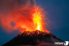 붉은 용암 솟아오르는 멕시코 포포카테틀 화산