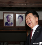 김기현 대표, 김영삼 전 대통령 생가 방문