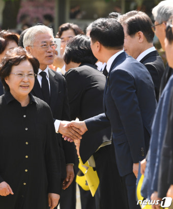 김기현 국민의힘 대표와 인사 나누는 文 전 대통령
