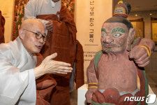 되찾은 순천 동화사 목조금강역사입상