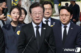권양숙 여사, 이재명에 건넨 '독도' 관련 선물들…어떤 의미일까