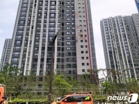 돈 주세요 화성 고층아파트 외벽 매달린 도색작업자 항의 시위