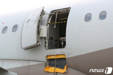 비상문 열린 채 대구공항 착륙한 항공기