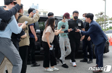 취재진 질문에 침묵하는 동거녀 살해 피의자
