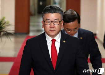 국무회의 참석하는 유병호 사무총장