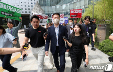 노조 항의에 무산된 압수수색