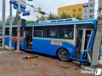 창원 의창구서 시내버스가 전신주 충돌…3명 경상