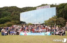 가천길재단 이길여 회장, 모교 이리여고 동문 150명 초청 견학