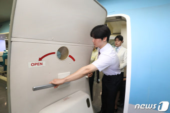 '항공기 비상문' 함부로 열지 마세요