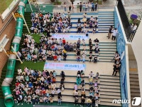 13m 미끄럼틀에 벽화까지…강동초, 학생들이 직접 만든 바다놀이터 개장