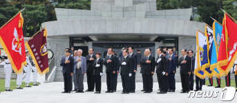 국기에 대한 경례하는 이종찬 신임 광복회장
