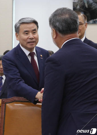 군사망사고진상규명 위원장과 인사 나누는 이종섭 장관