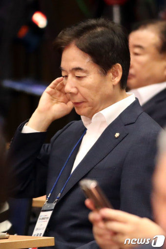 생각에 잠긴 이용호 의원
