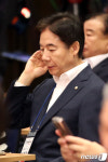 생각에 잠긴 이용호 의원