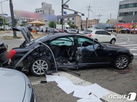 횡단보도 교통섬에 서 있던 보행자 우회전하던 SUV에 치여 숨져
