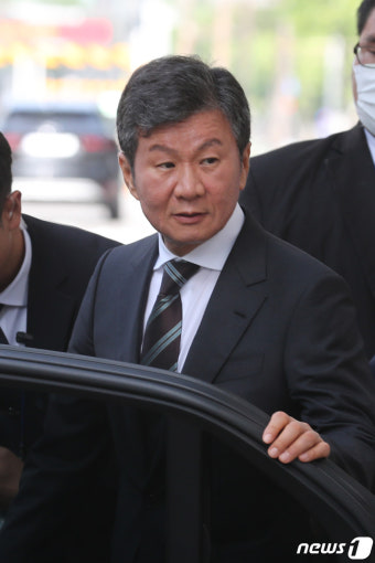 차량 오르는 정몽규 대한축구협회장