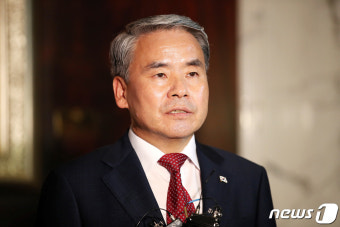 질문에 답하는 이종섭 장관