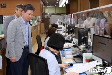 인천시청 종합민원실 찾은 한창섭 차관