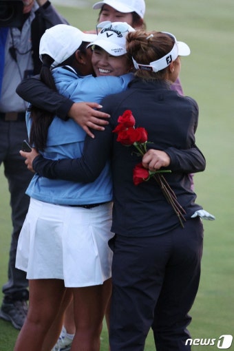프로 데뷔전 LPGA 우승 동료들 축하 받는 로즈 장