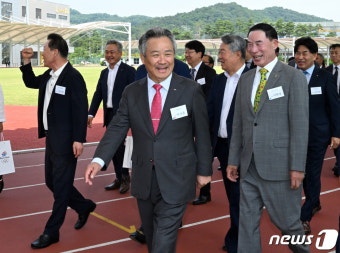 미소 짓는 이기흥 대한체육회장
