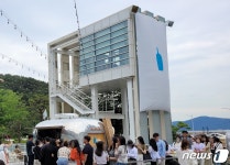 부산 첫 상륙 ‘블루보틀’ 커피 트럭…오픈 1시간 만에 100여명 다녀가