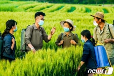 농장에서 현장정치사업 벌이는 북한 당 세포비서