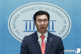 브리핑하는 강민국 수석대변인