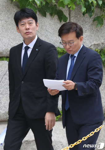 본청 나서는 권칠승 수석대변인과 한민수 대변인