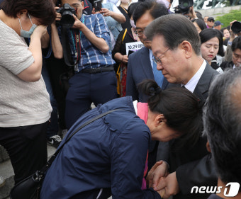 [뉴스1 PICK]이태원 참사 유가족 위로하는 이재명 