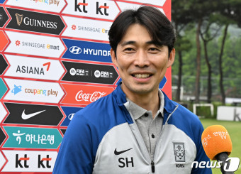 미소 짓는 변성환 감독
