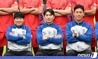 기념 촬영하는 변성환 감독