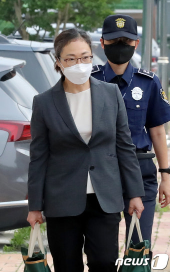 구치소 밖으로 이동하는 박희영 용산구청장
